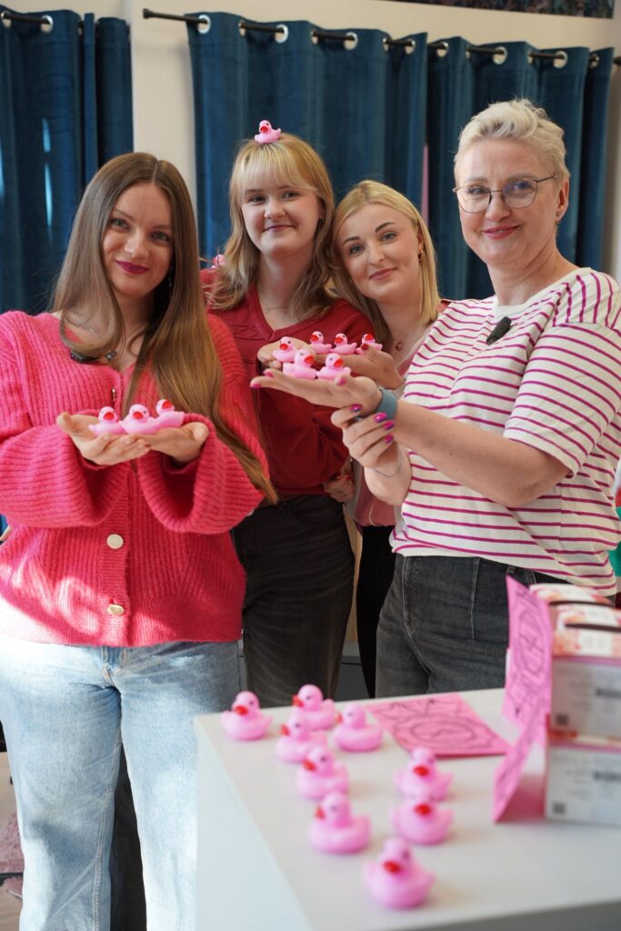 Pracownice salonu OnlyHer we wnętrzu salonu